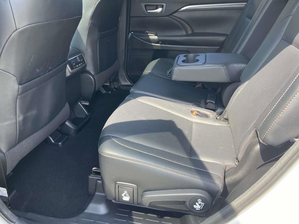 Used 2018 Toyota Highlander Limited FWD image 12