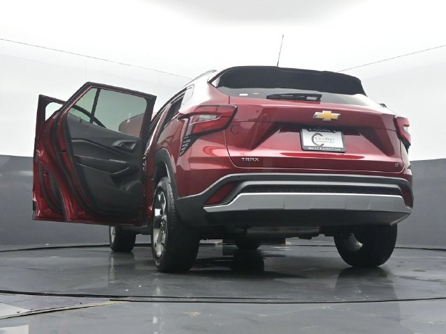 Used 2024 Chevrolet Trax LT w/ Sunroof Package FWD image 58