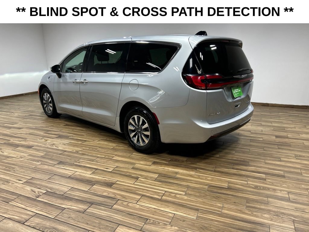Certified 2023 Chrysler Pacifica Touring-L FWD image 11