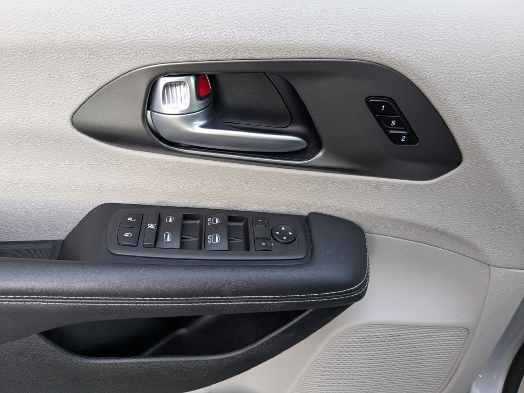Used 2024 Chrysler Pacifica Touring-L FWD image 25