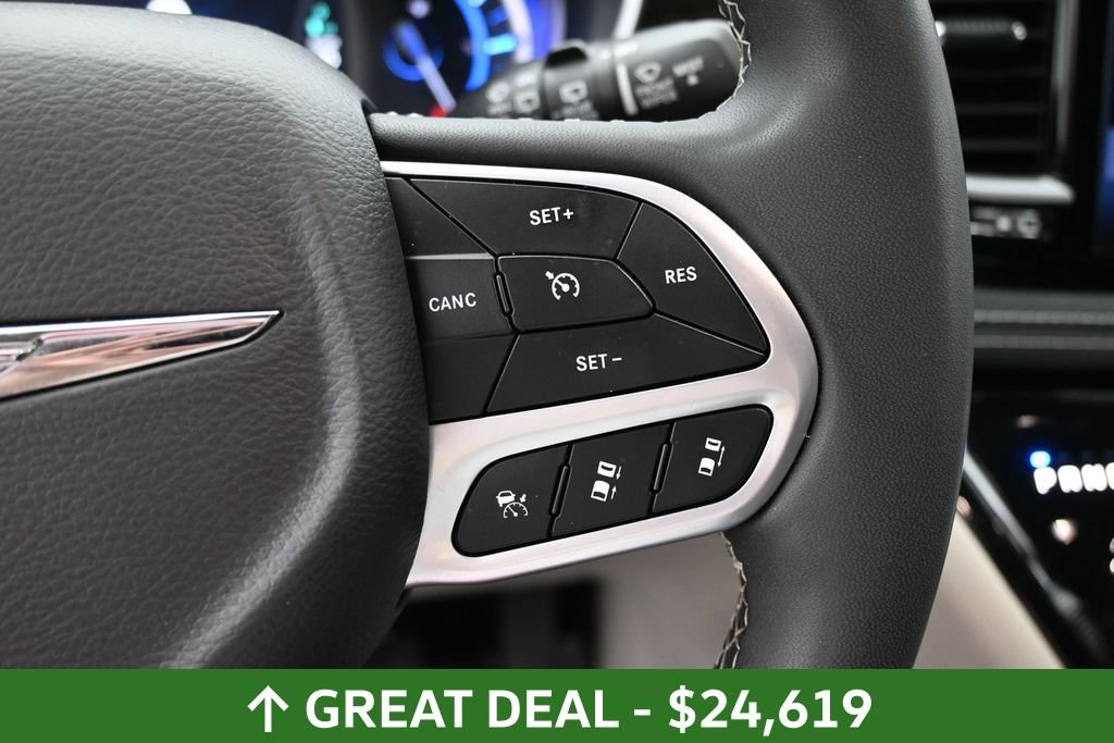 Used 2023 Chrysler Pacifica Limited FWD image 29