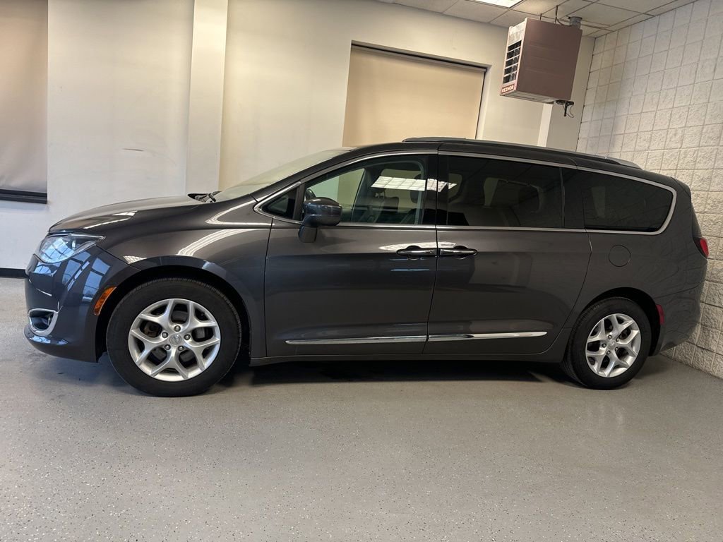 Used 2017 Chrysler Pacifica Touring-L Plus FWD image 44