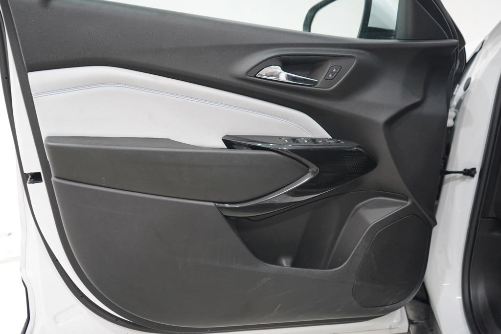 Used 2025 Chevrolet Trax LT FWD image 17