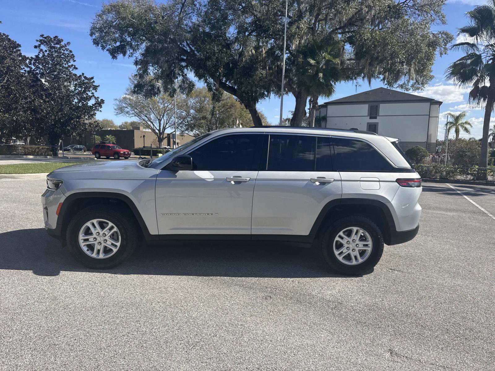 Used 2023 Jeep Grand Cherokee Laredo image 7