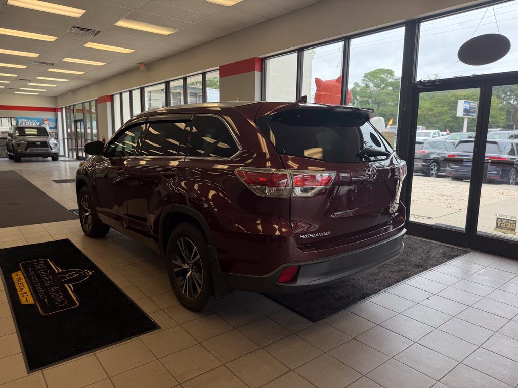 Used 2016 Toyota Highlander XLE AWD/4WD image 4