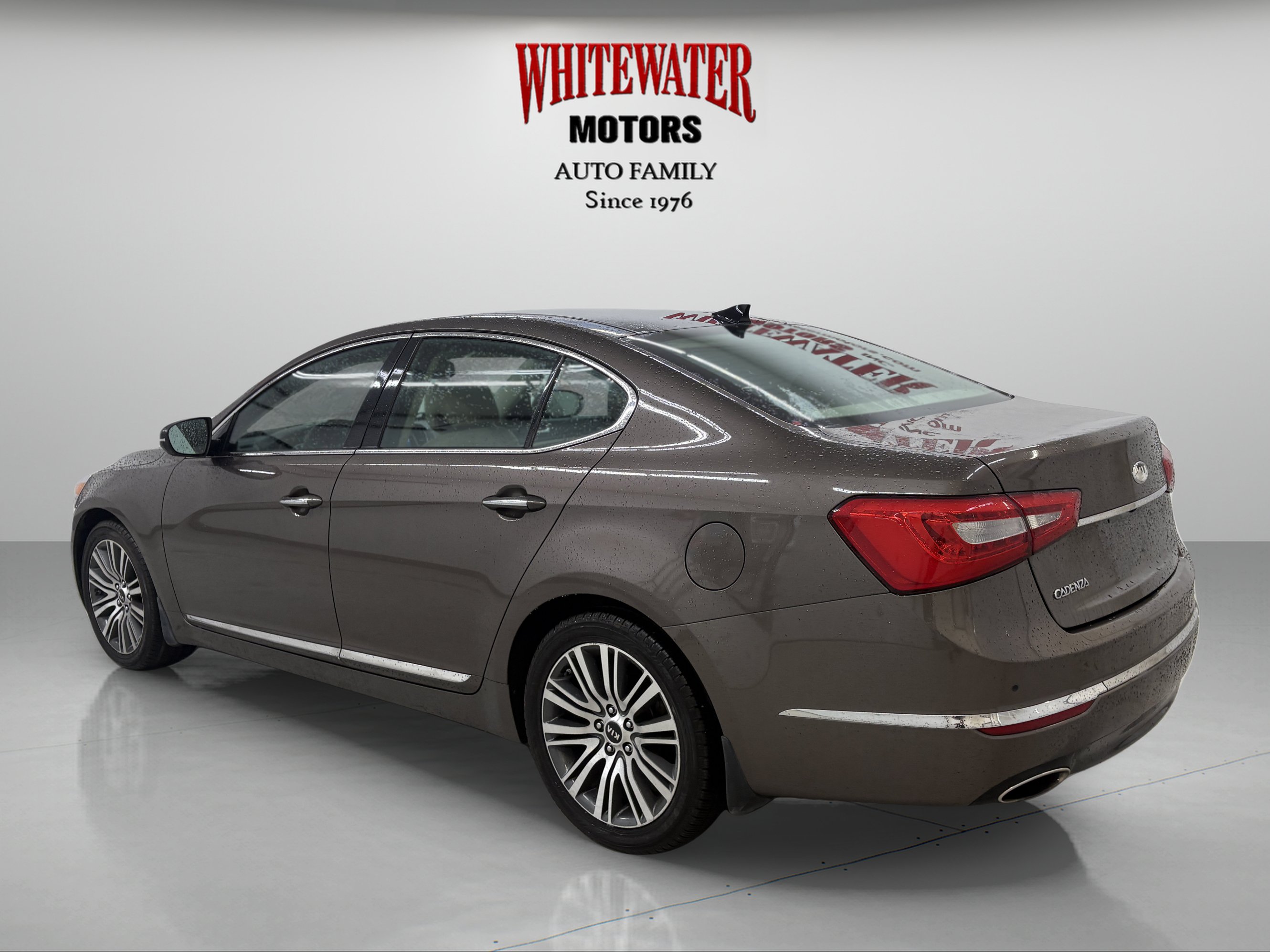 Used 2014 Kia Cadenza Premium w/ Luxury Package FWD image 2
