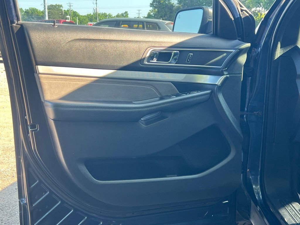 Used 2017 Ford Explorer XLT w/ Equipment Group 202A FWD image 9
