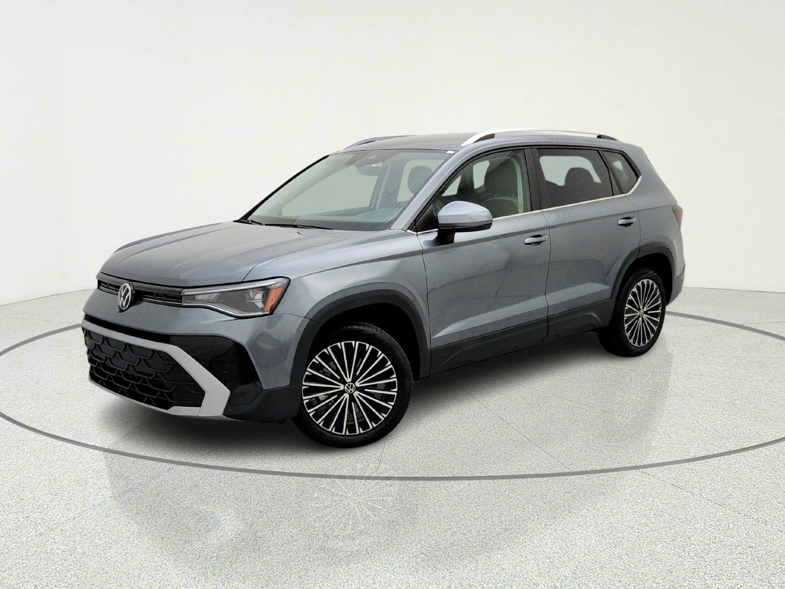 Used 2025 Volkswagen Taos SE FWD image 1