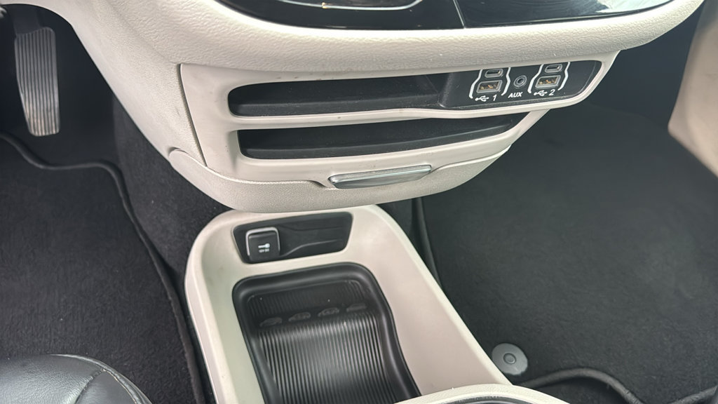 Used 2023 Chrysler Pacifica Touring-L FWD image 22