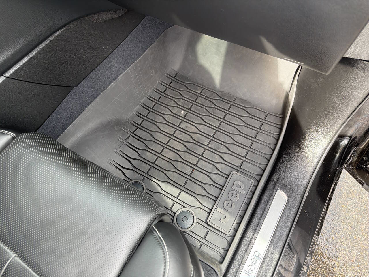 Used 2023 Jeep Grand Cherokee Overland w/ Luxury Tech Group IV image 24