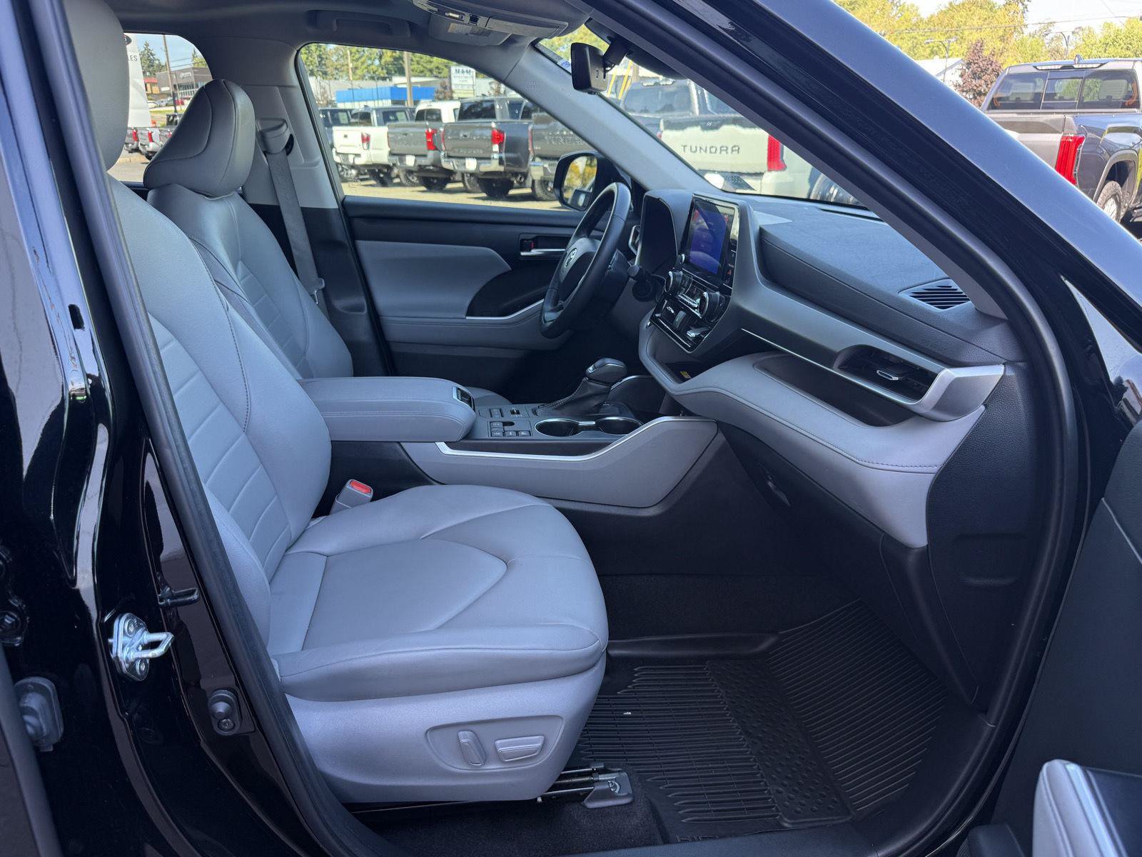 Used 2023 Toyota Highlander XLE AWD/4WD image 22