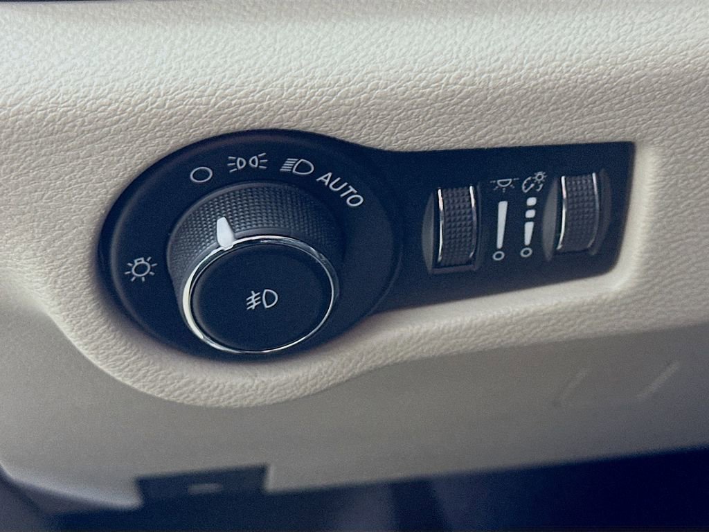 Used 2023 Chrysler Pacifica Limited image 23