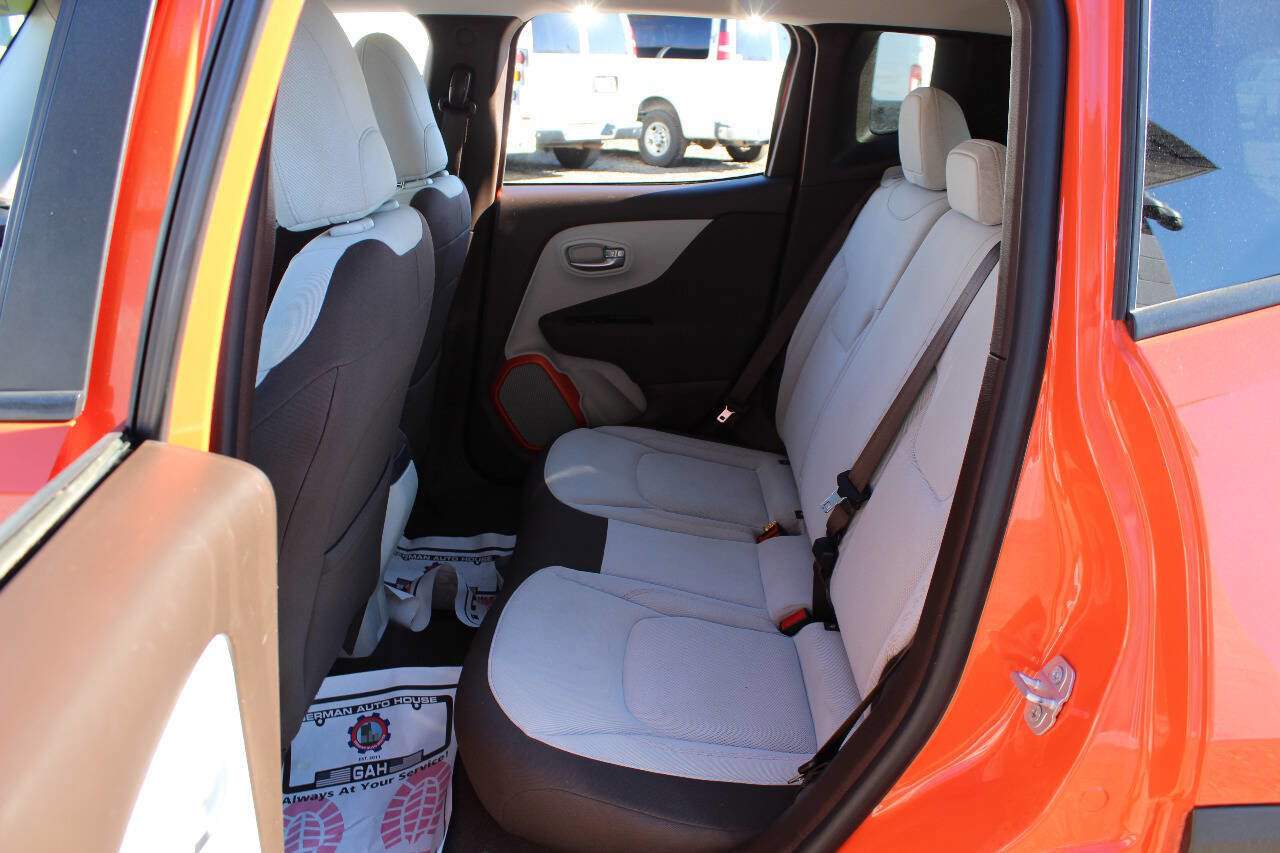 Used 2016 Jeep Renegade Latitude w/ Cold Weather Group FWD image 19