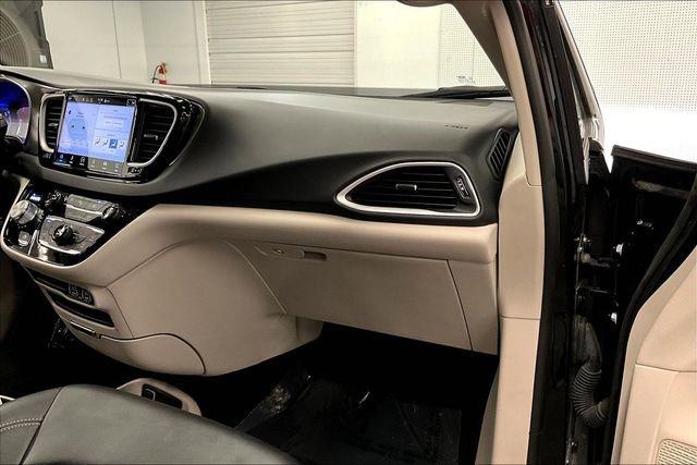 Used 2024 Chrysler Pacifica Touring-L image 18