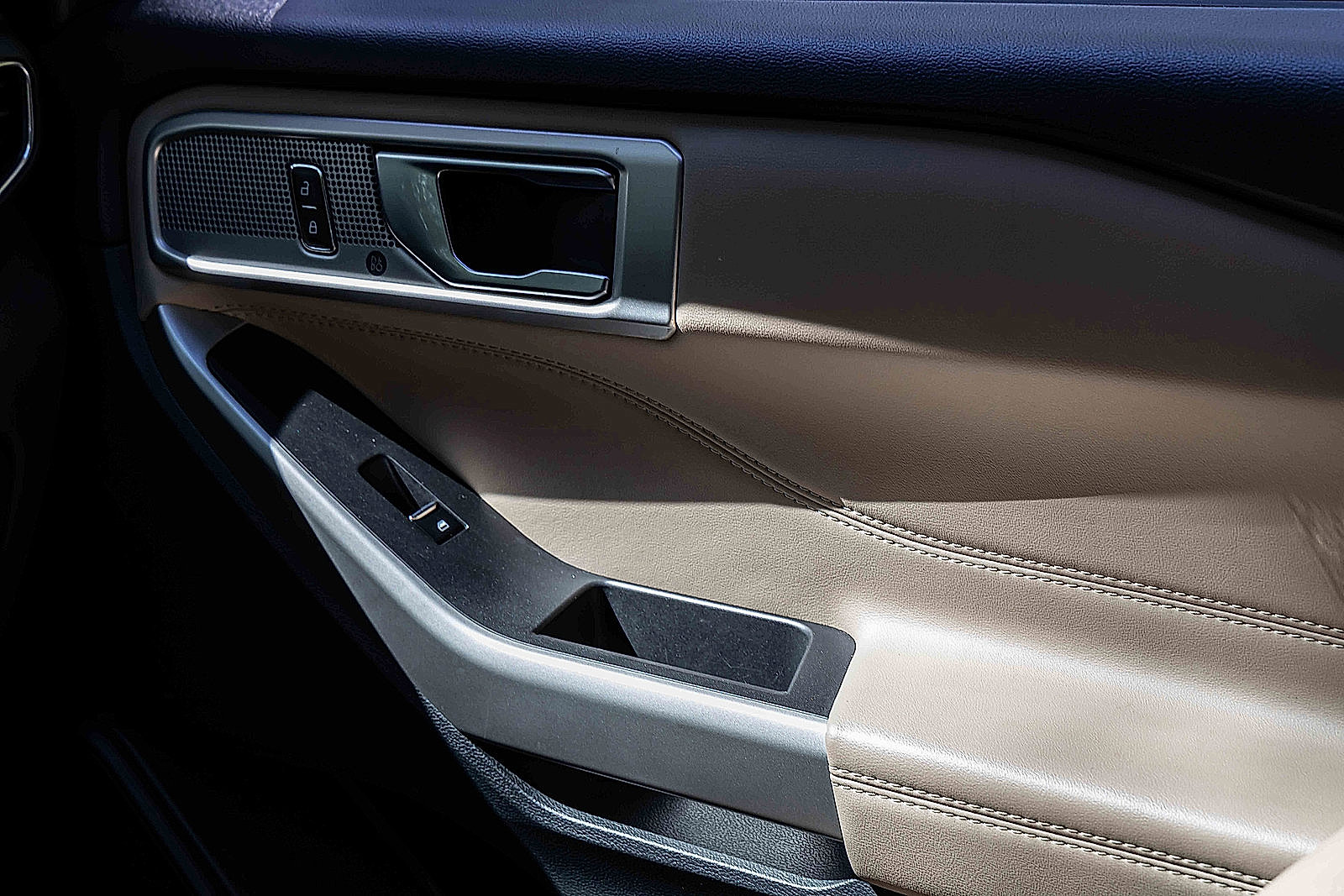 Used 2023 Ford Explorer Limited image 16