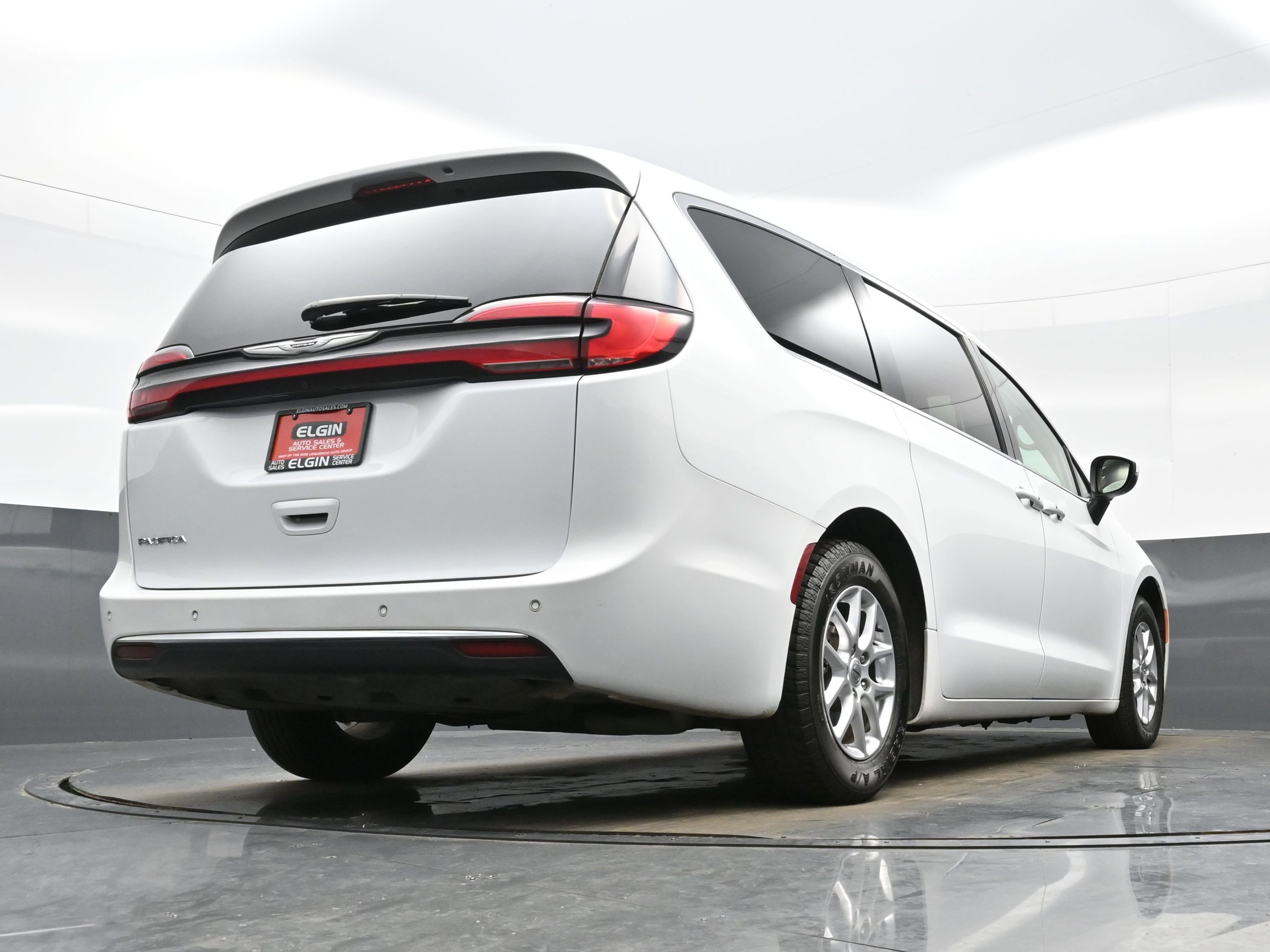 Used 2023 Chrysler Pacifica Touring-L image 30