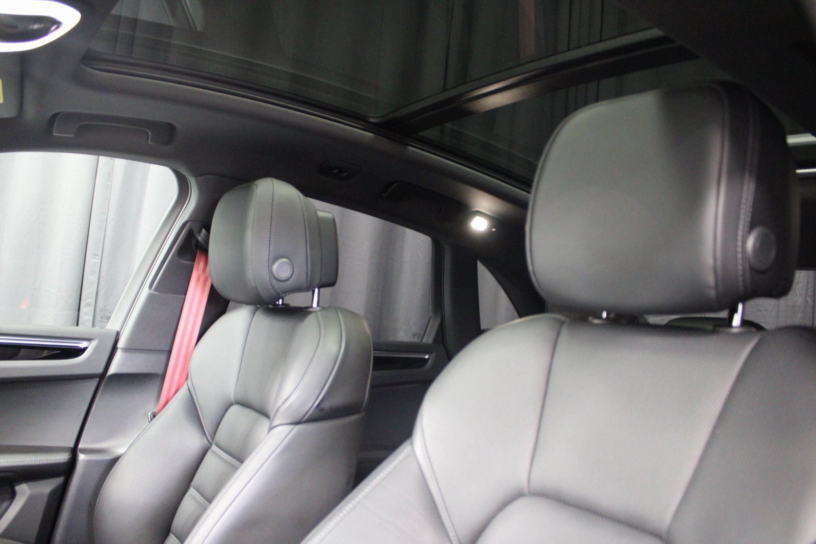 Certified 2025 Porsche Macan AWD/4WD image 5