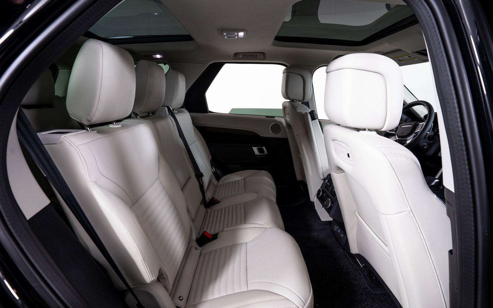 Used 2025 Land Rover Discovery S image 17