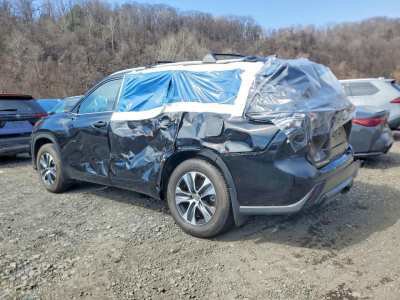 Used 2024 Toyota Highlander XLE AWD/4WD image 3