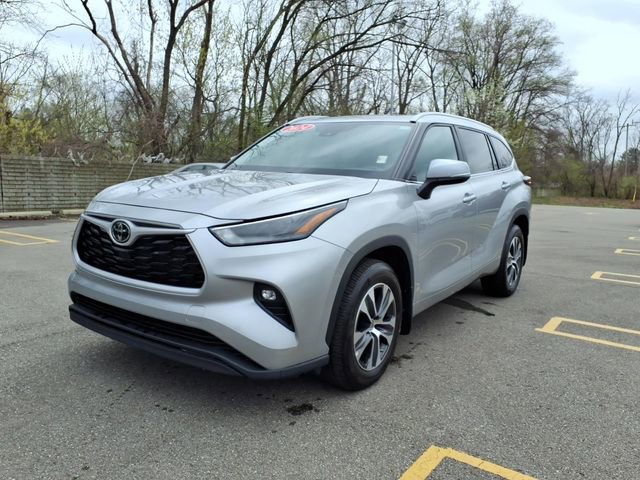 Certified 2024 Toyota Highlander XLE AWD/4WD image 3