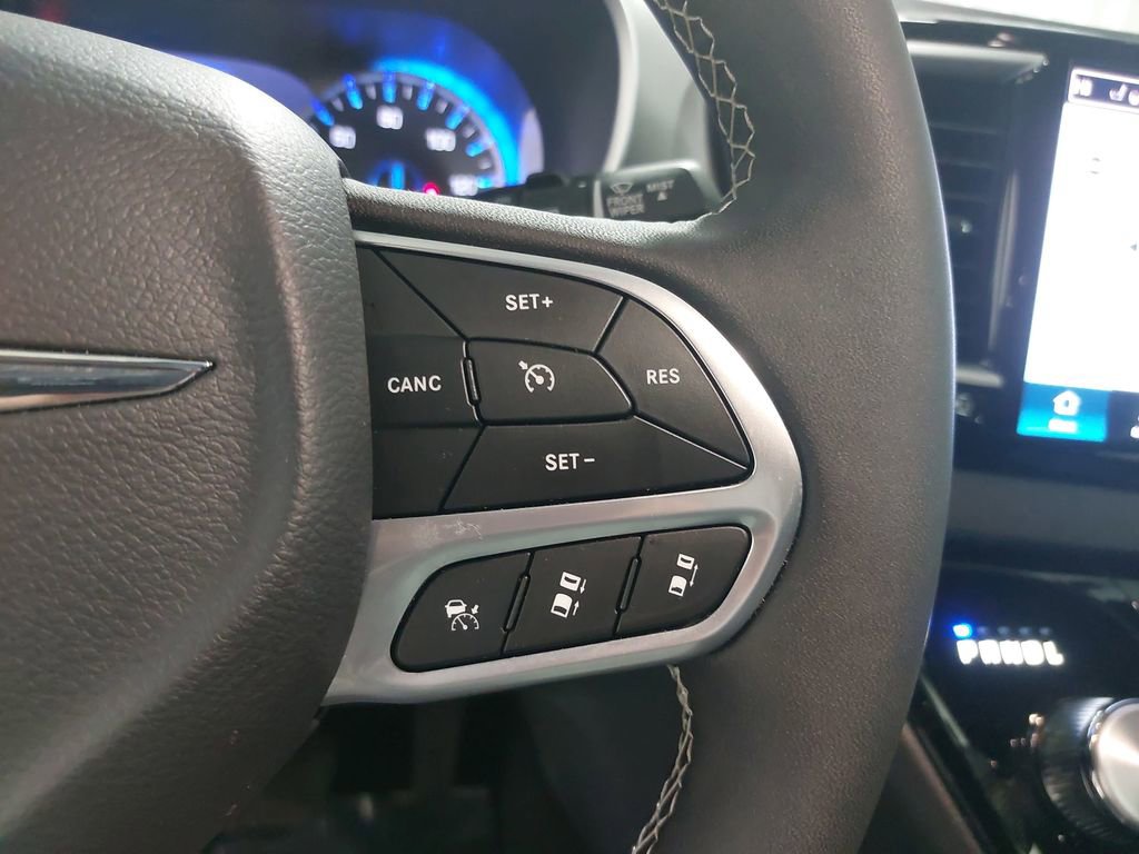 Used 2025 Chrysler Pacifica Select image 20