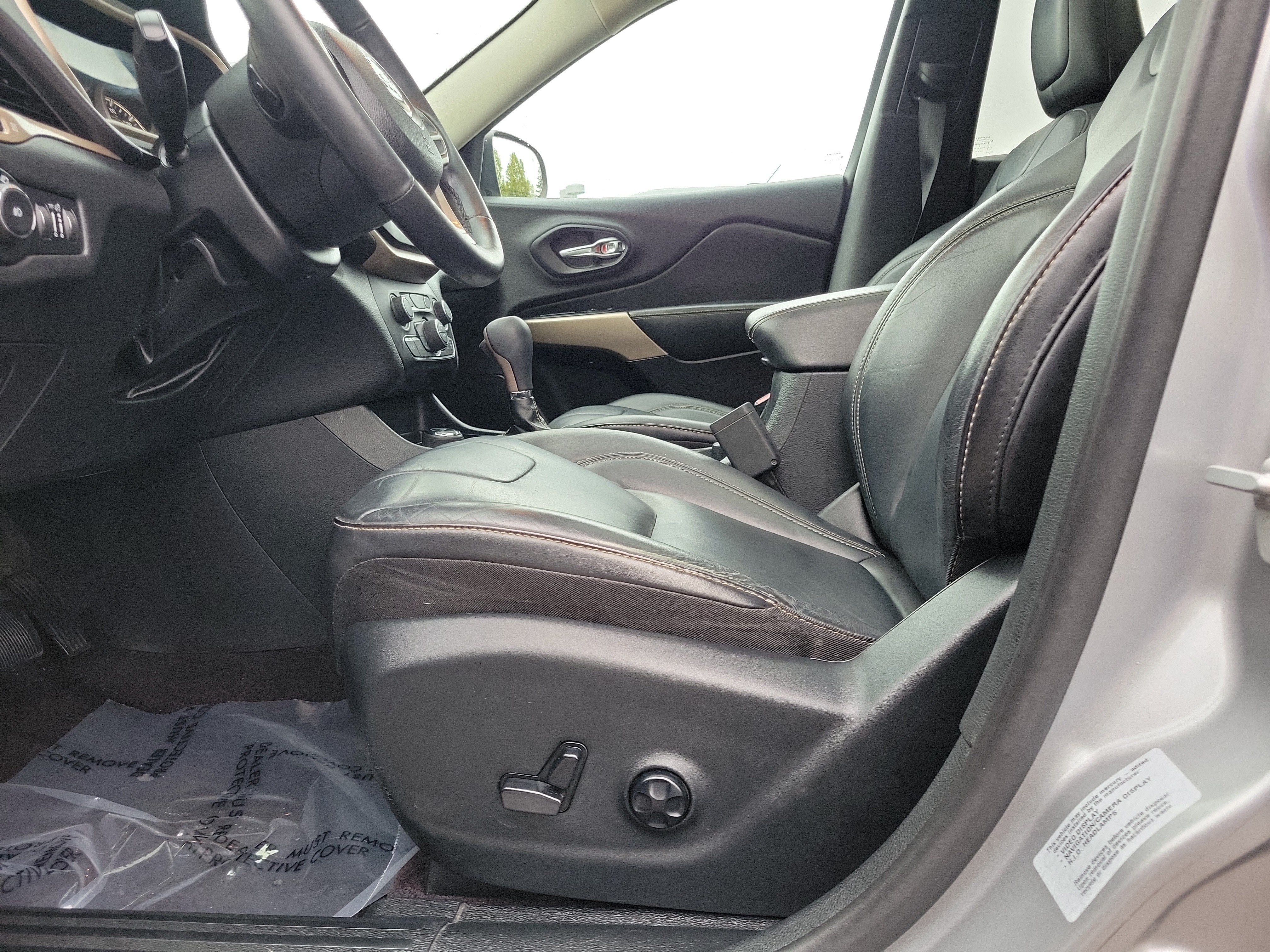 Used 2017 Jeep Cherokee Limited AWD/4WD image 16