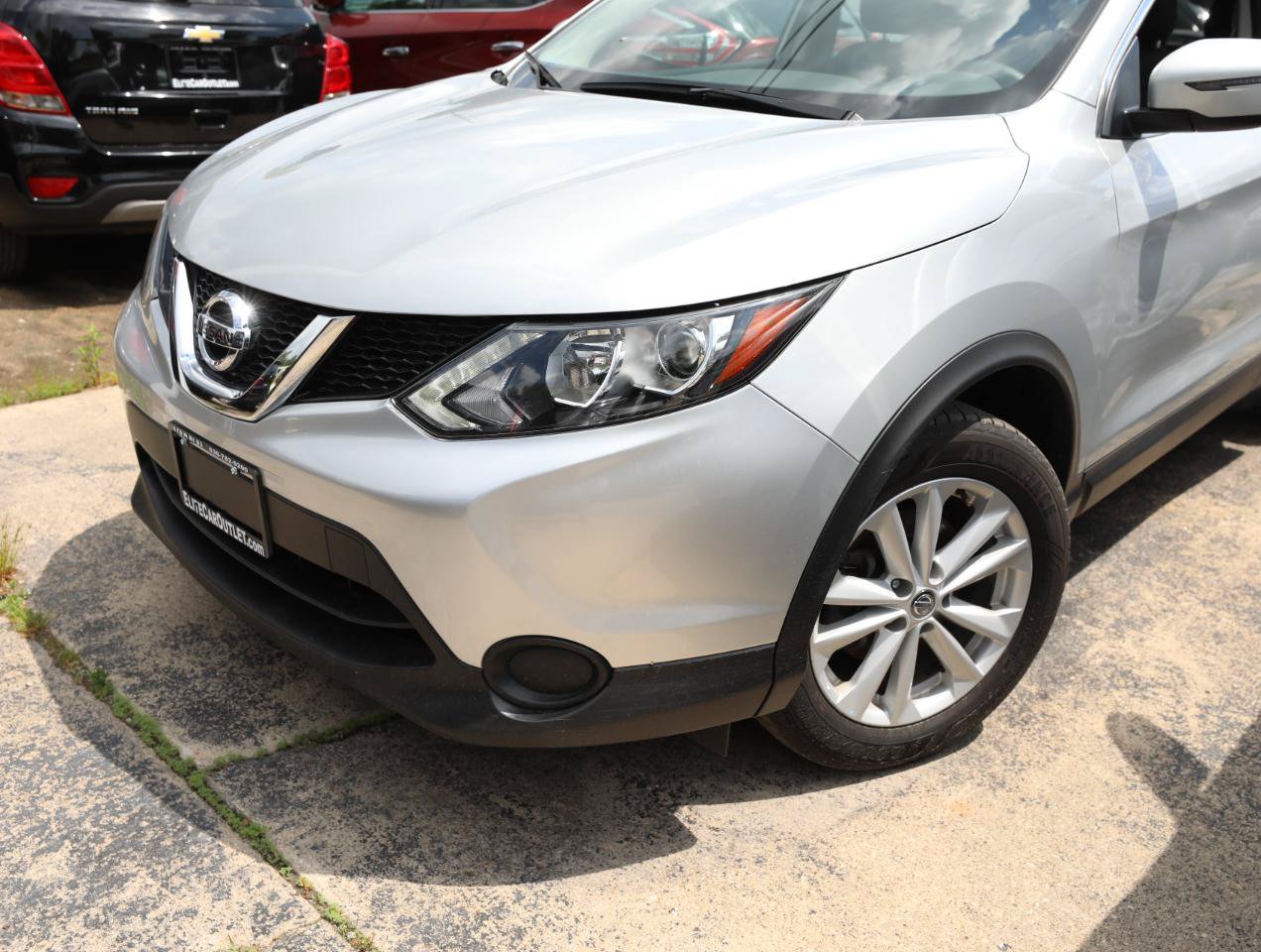 Used 2017 Nissan Rogue Sport SV AWD/4WD image 2
