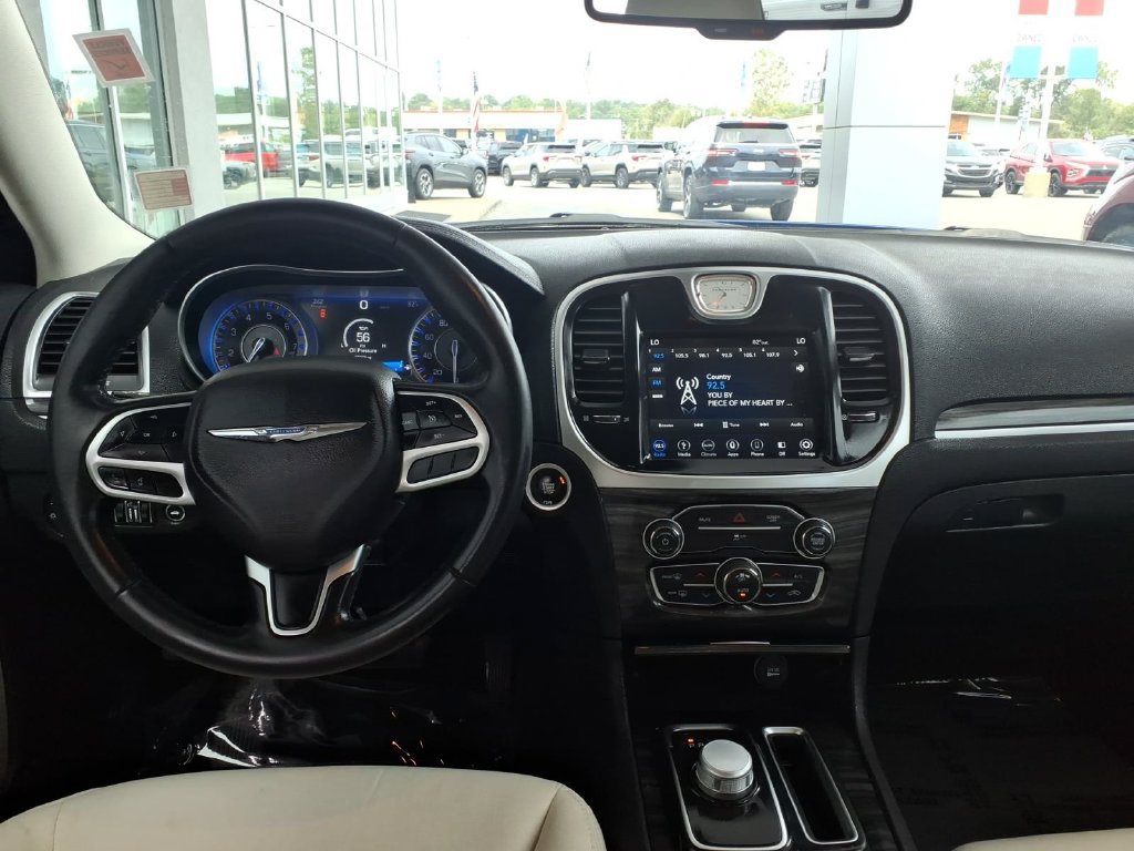 Used 2018 Chrysler 300 Touring w/ Chrome Appearance Package RWD image 14