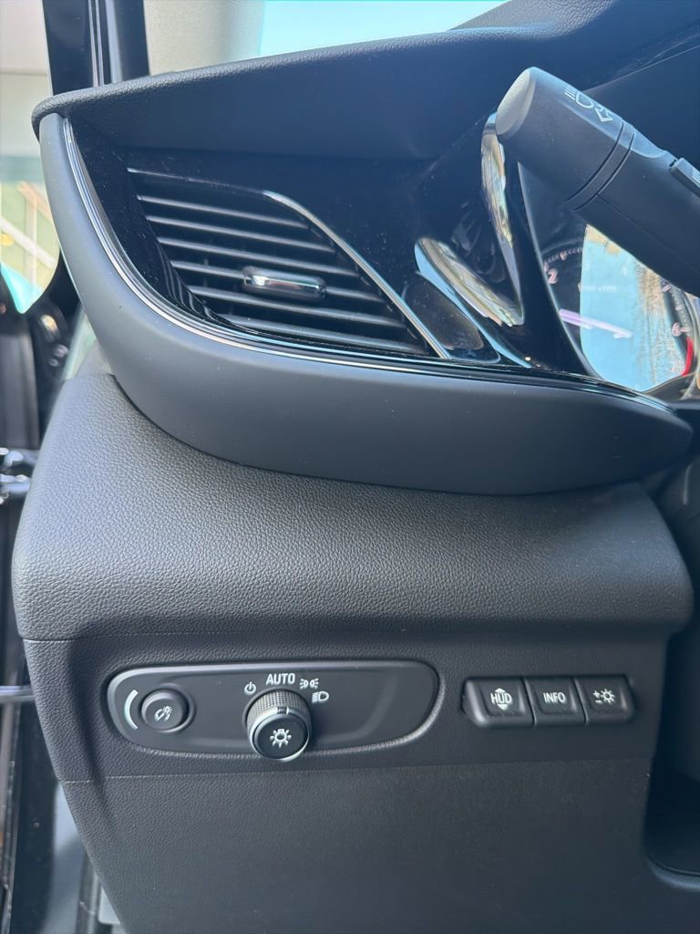 Used 2022 Buick Envision Avenir w/ Technology Package II image 26