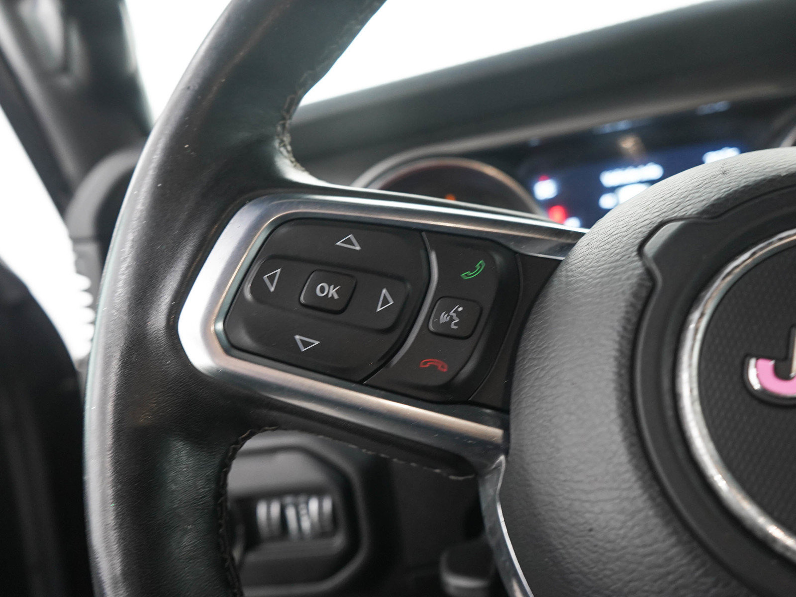 Used 2019 Jeep Wrangler Unlimited Sahara w/ Uconnect 4C Nav & Sound Group AWD/4WD image 23