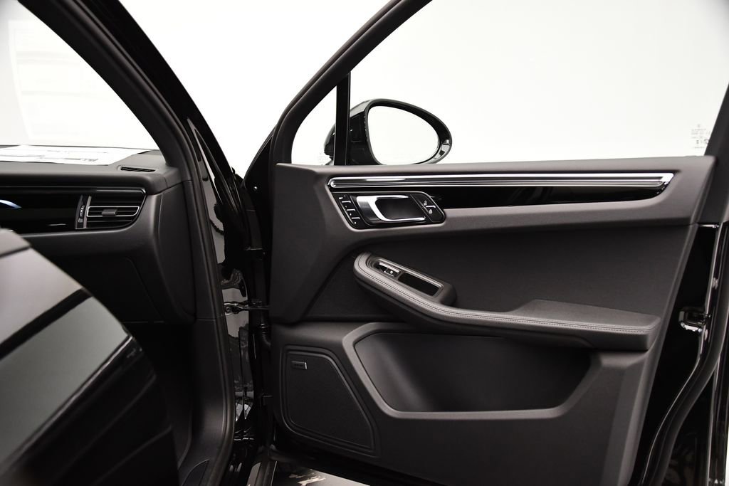 Used 2025 Porsche Macan image 43