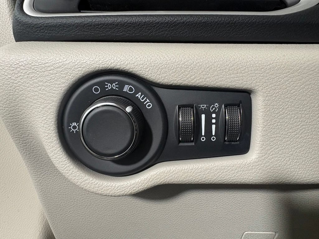 Used 2022 Chrysler Voyager LX FWD image 16