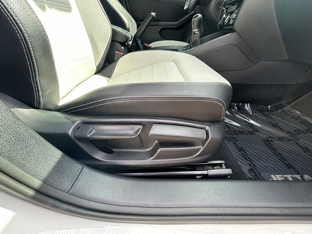 Used 2016 Volkswagen Jetta Sport FWD image 21
