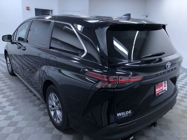 Certified 2022 Toyota Sienna LE image 12