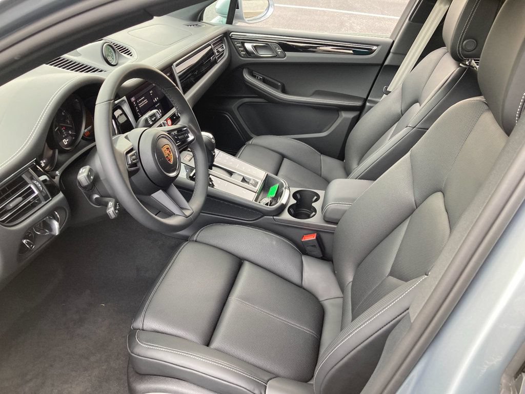 Used 2025 Porsche Macan AWD/4WD image 16