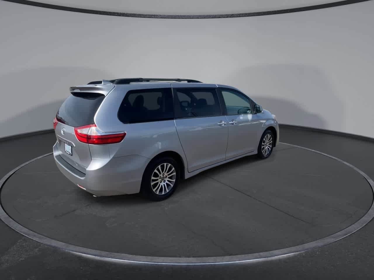 Certified 2018 Toyota Sienna XLE FWD image 8