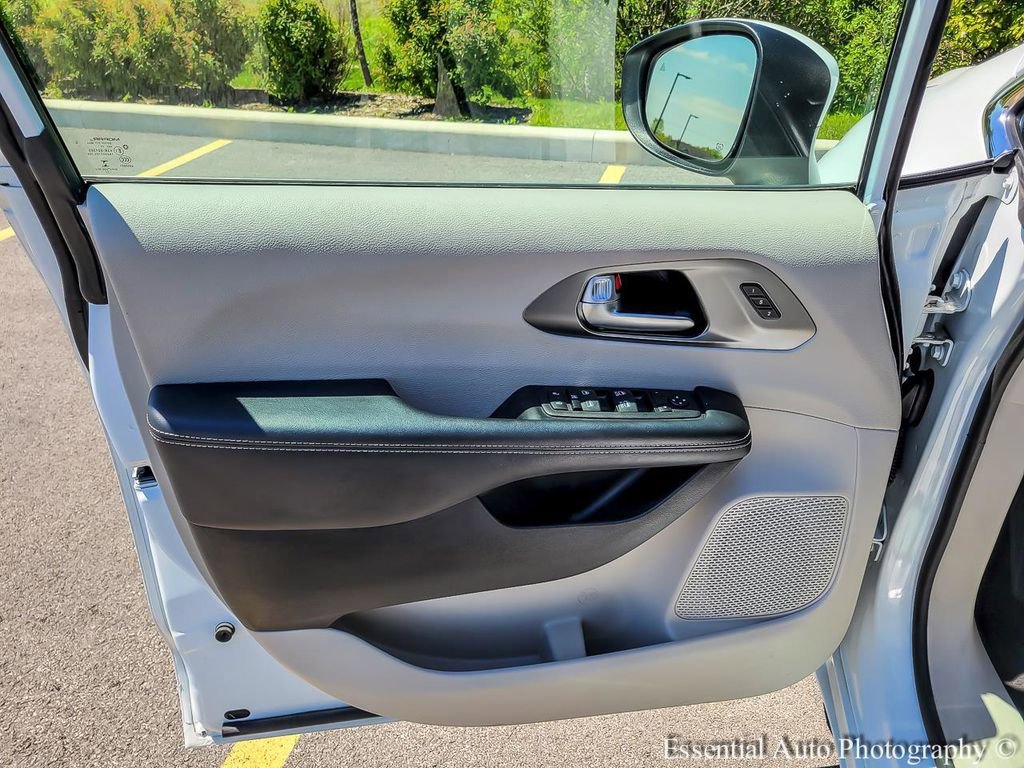 Used 2023 Chrysler Pacifica Touring-L FWD image 25