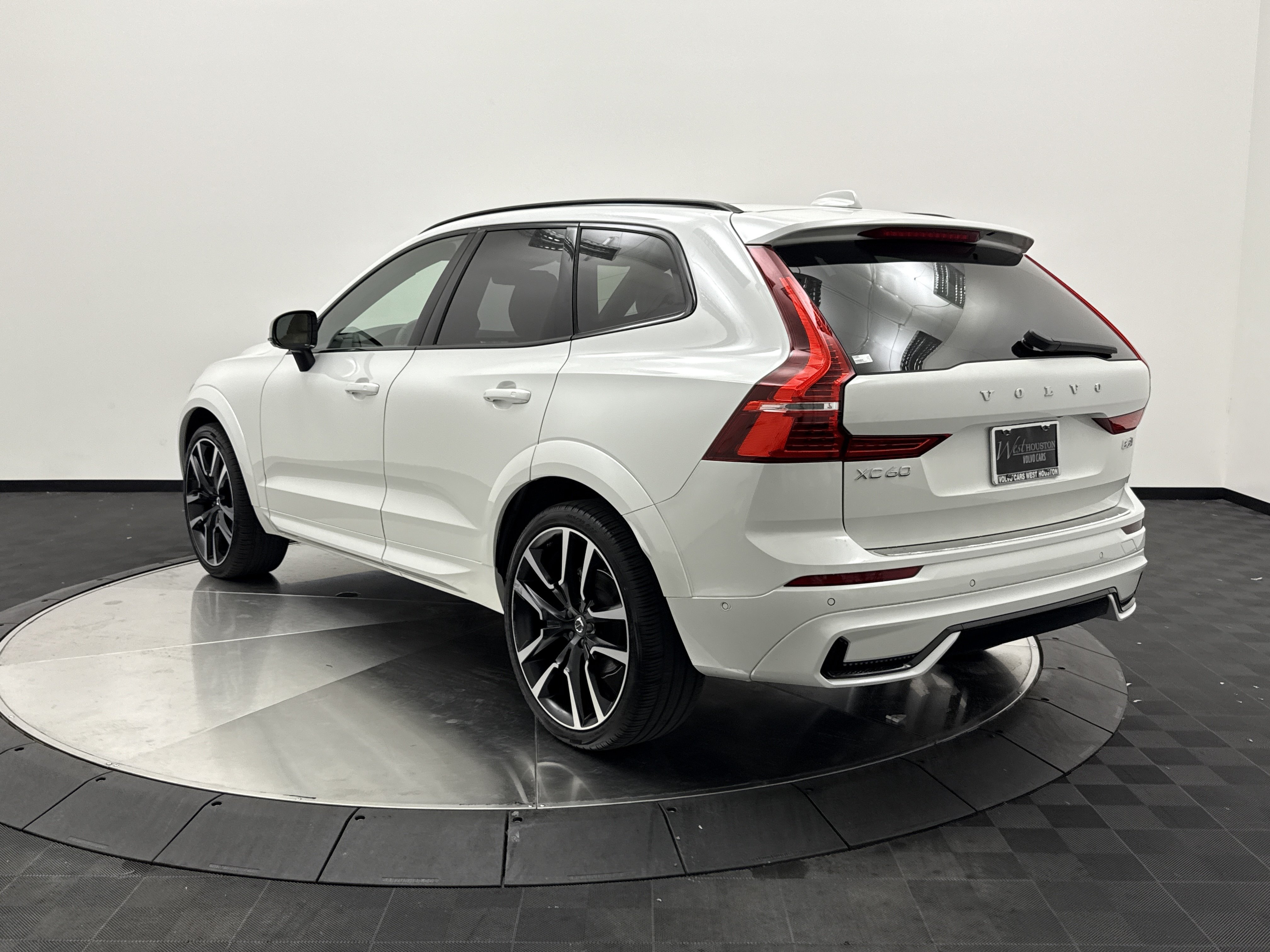 Certified 2025 Volvo XC60 B5 Ultra w/ Protection Package Premier AWD/4WD image 6