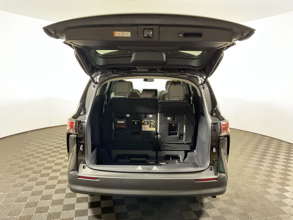 New 2026 Toyota Sienna XLE image 15