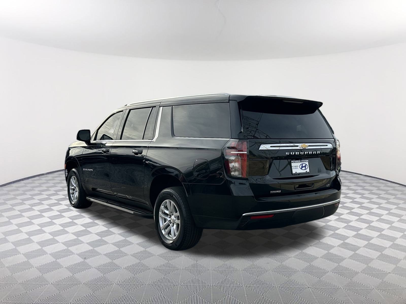 Used 2024 Chevrolet Suburban LT w/ Luxury Package image 9