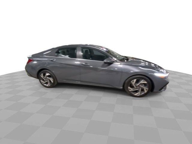 Used 2025 Hyundai Elantra SEL FWD image 3