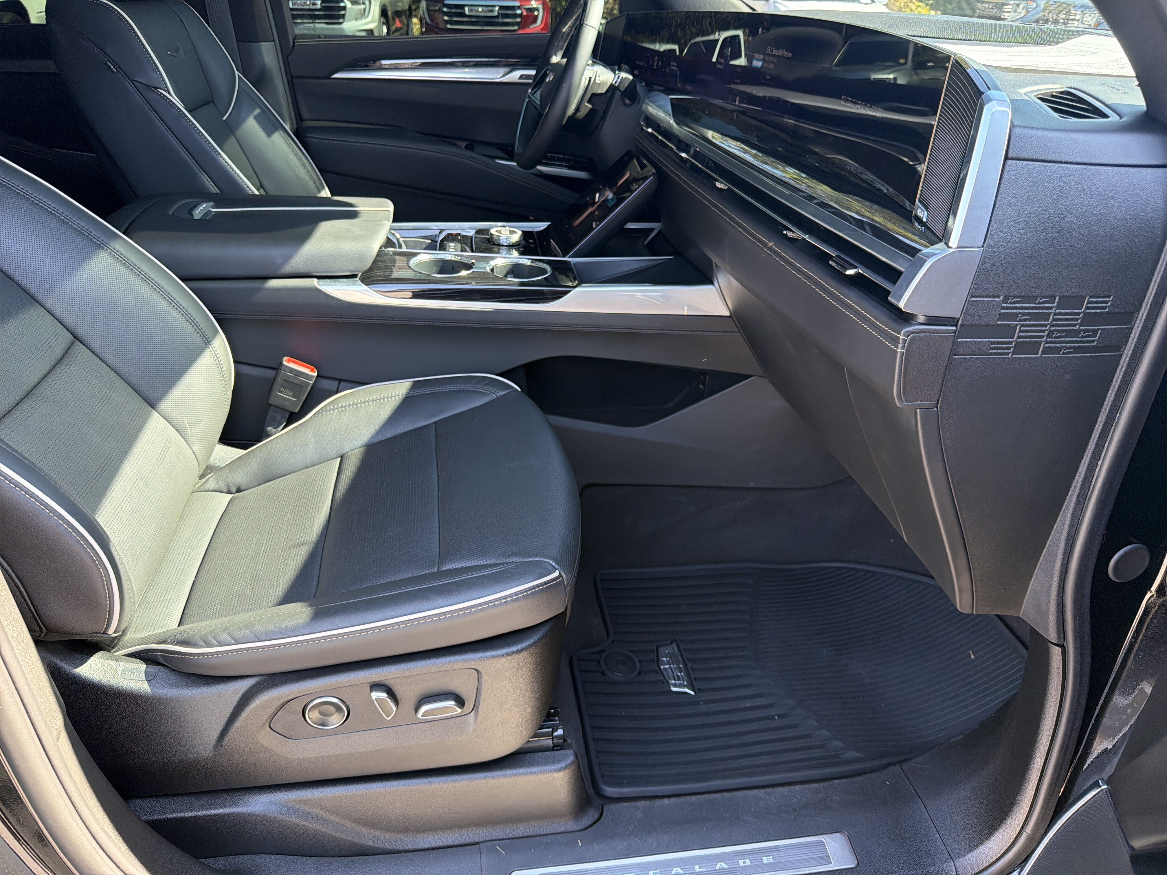 Used 2025 Cadillac Escalade Sport w/ Touring Package AWD/4WD image 14