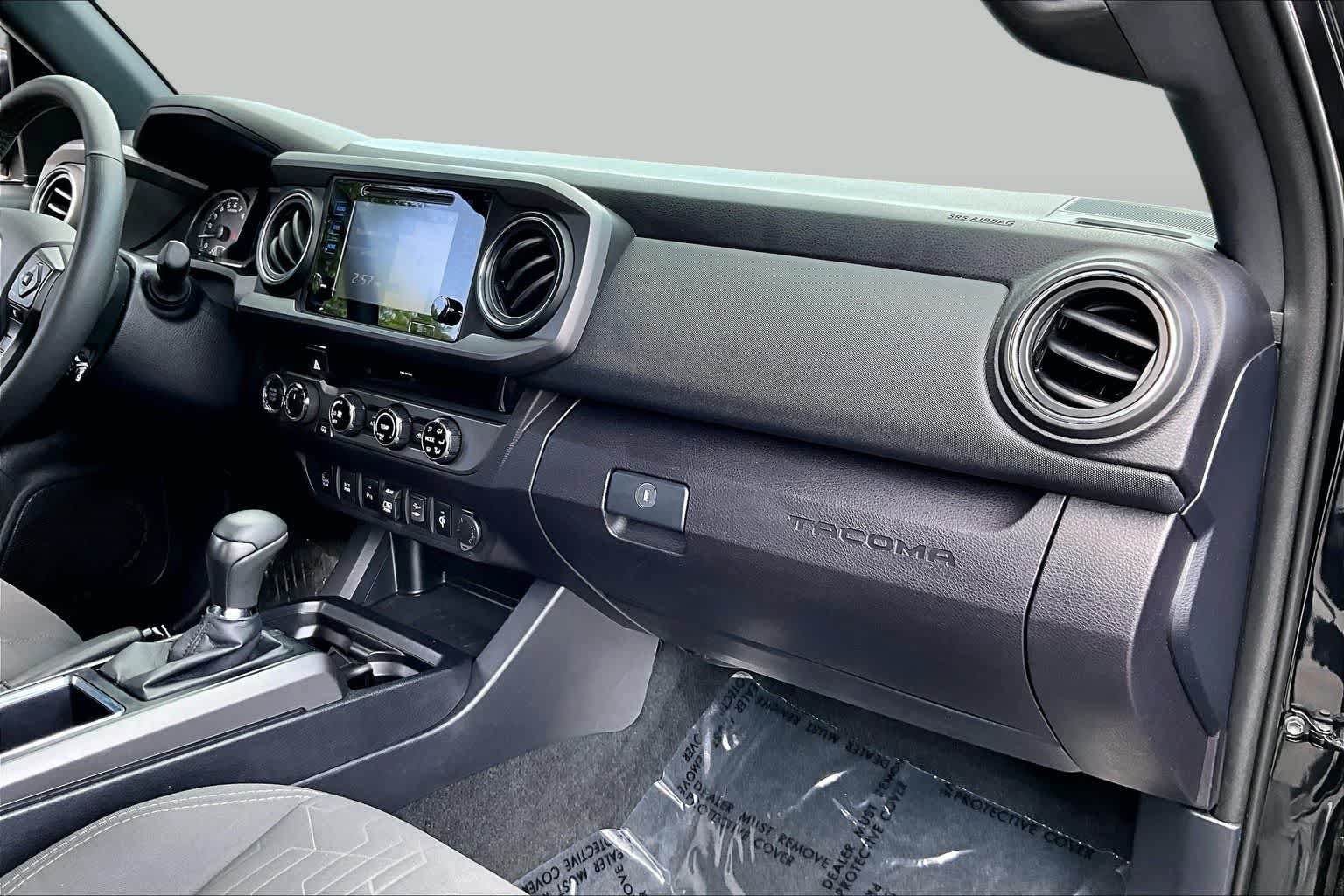 Used 2018 Toyota Tacoma TRD Off-Road w/ Technology Package AWD/4WD image 18