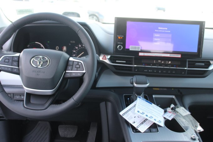 New 2026 Toyota Sienna XLE FWD image 15