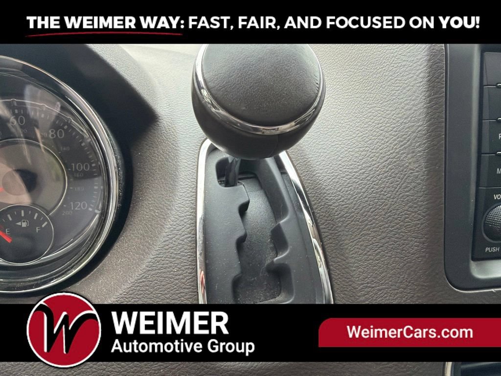 Used 2016 Chrysler Town & Country Touring-L FWD image 16