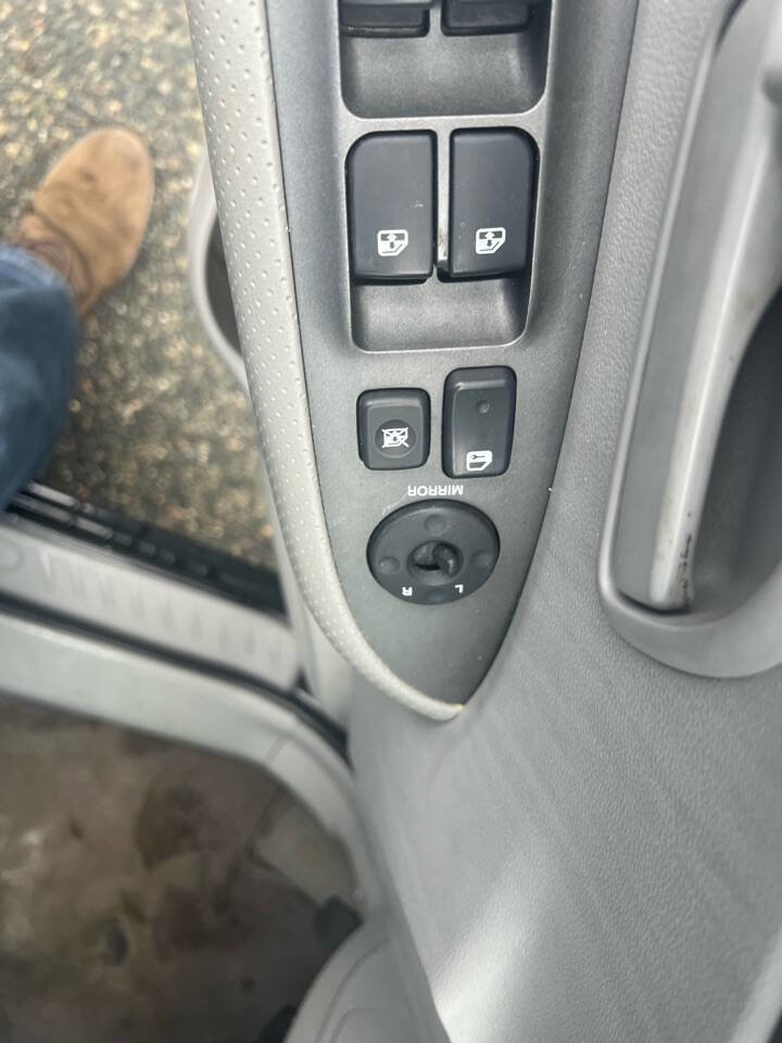 Used 2007 Kia Rondo LX image 11