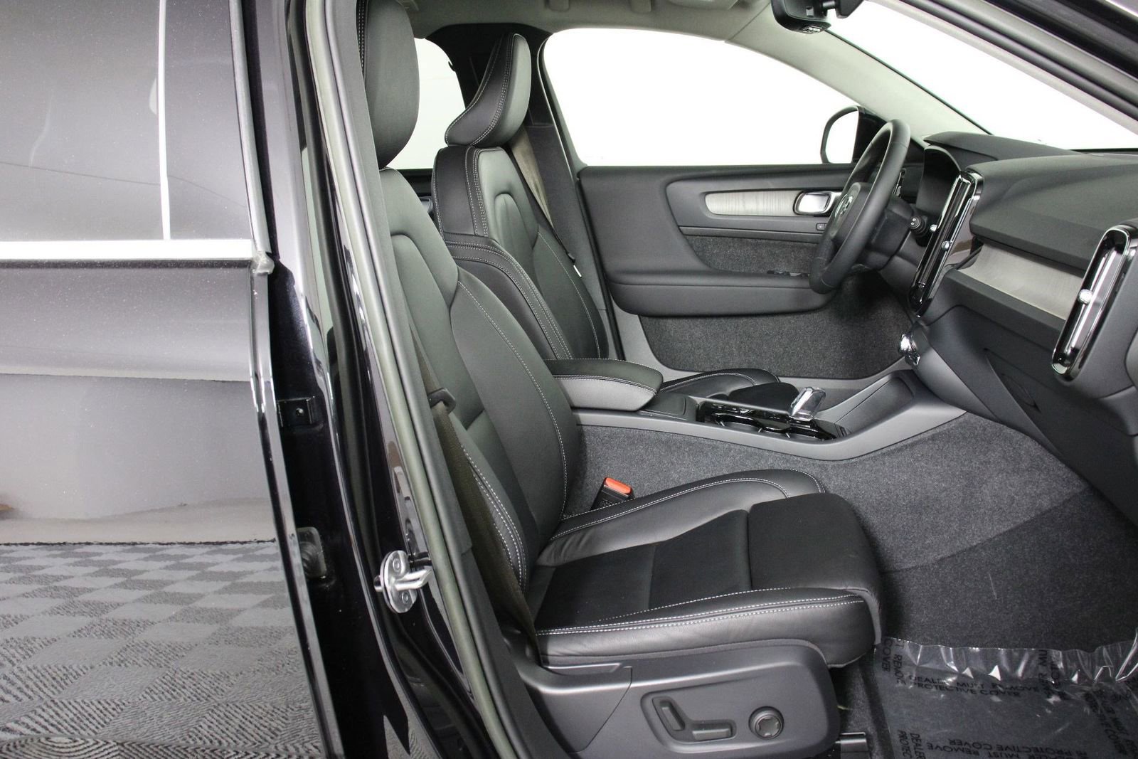 Used 2023 Volvo XC40 B5 Ultimate w/ Climate Package AWD/4WD image 29