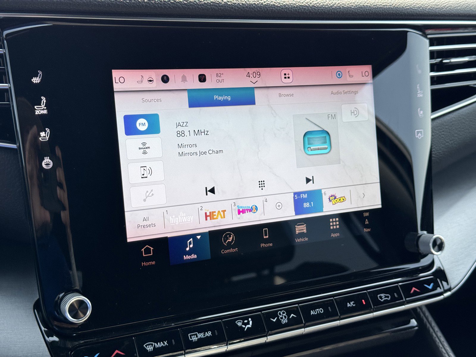 New 2025 Jeep Wagoneer L Series II w/ Premium Group I image 14