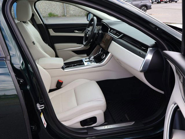 Used 2023 Jaguar XF R-Dynamic SE image 29