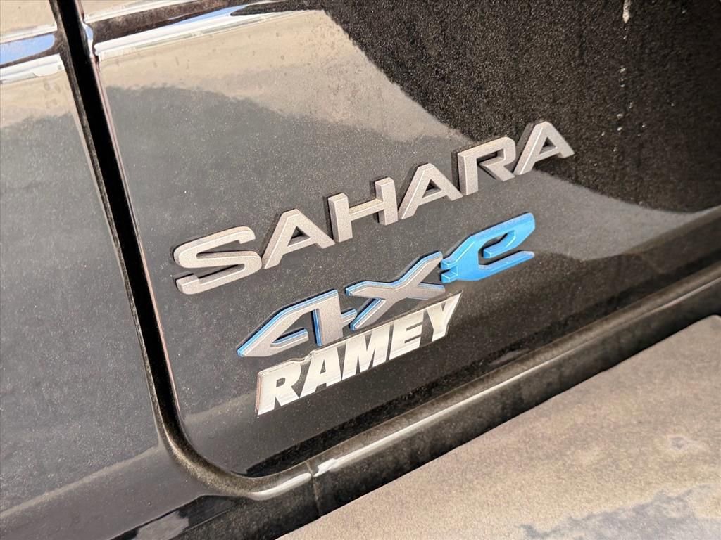 Used 2025 Jeep Wrangler Unlimited Sahara w/ Safety Group image 7